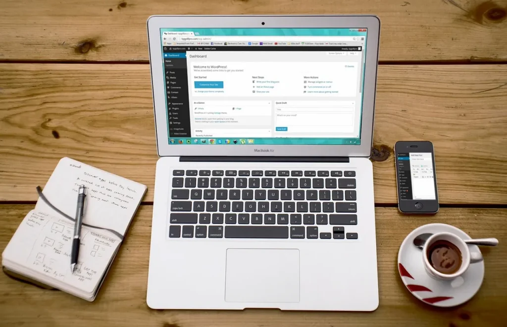 Kurumsal web sitesi tasarımı için laptop ve WordPress paneli