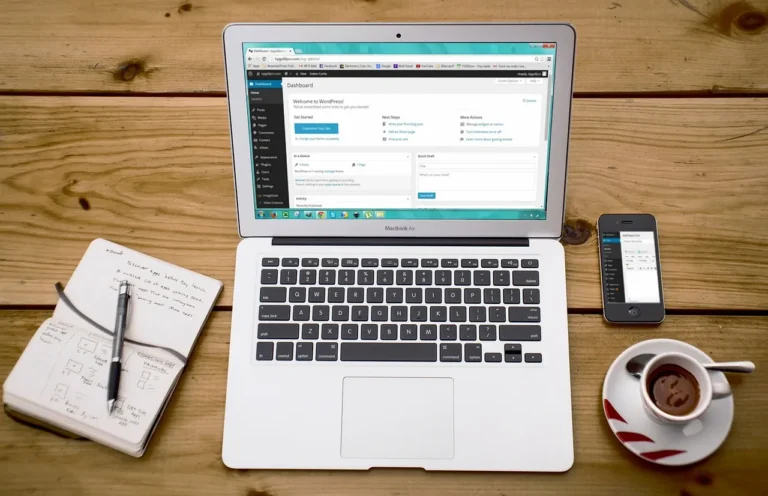Kurumsal web sitesi tasarımı için laptop ve WordPress paneli